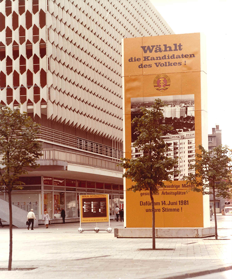 Poster voor het Centrum Warenhaus op Alexanderplatz, Oost-Berlijn, 1981. Afb.: Bundesarchiv, Inv.-Nr.: SM 2018-01476,14